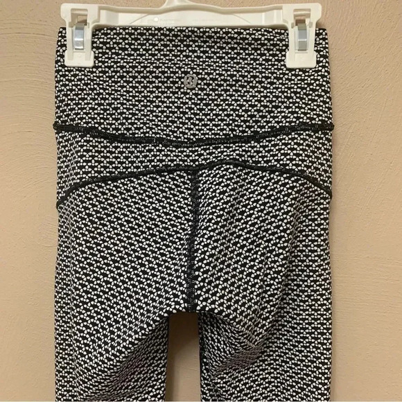 Lululemon In Movement 7/8 Tight Legging Size 2 - Picture 8 of 12